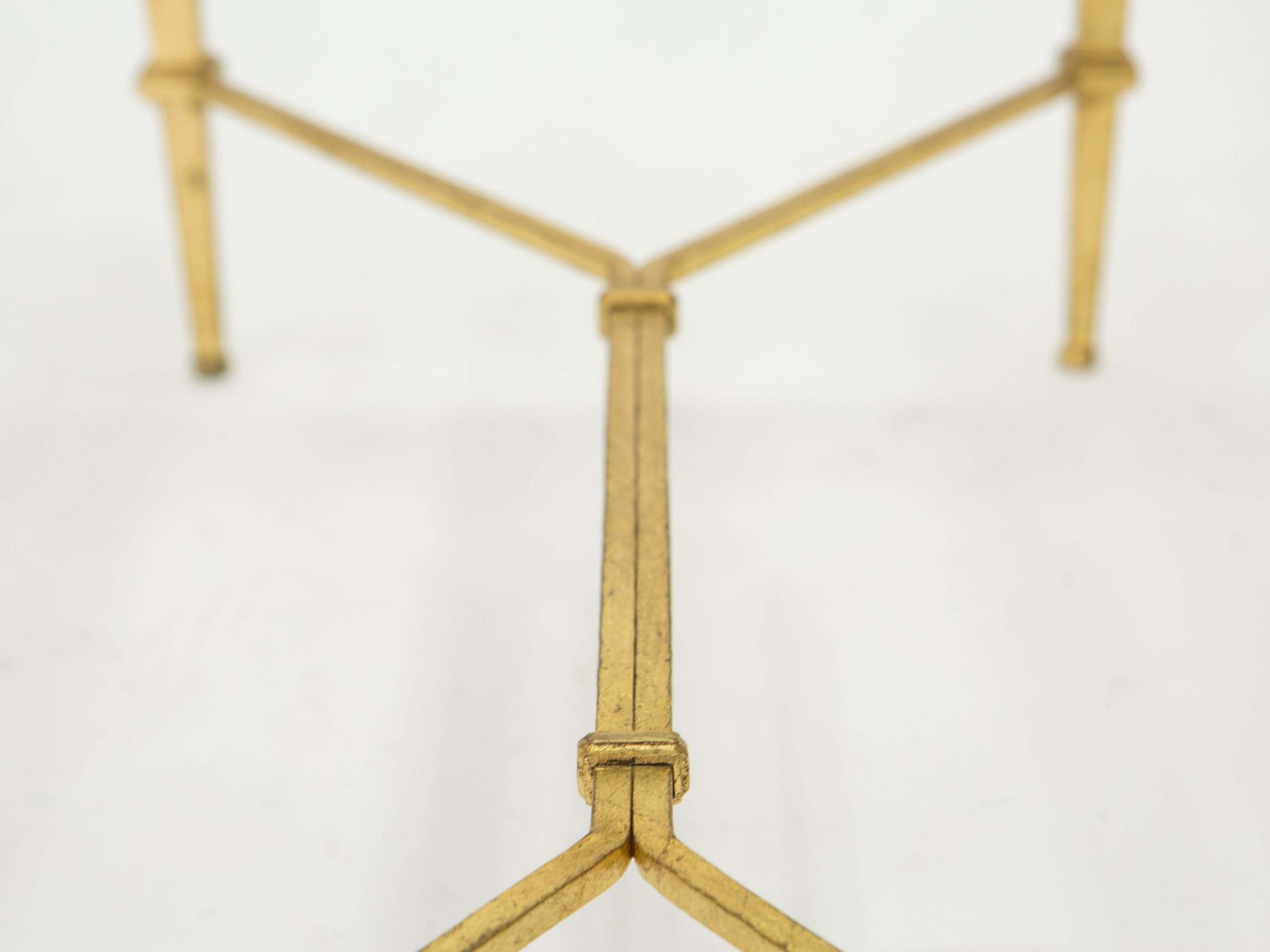 Table d'appoint à deux plateaux en verre et fer forgé doré Roger Thibier, années 1960 photo vintage