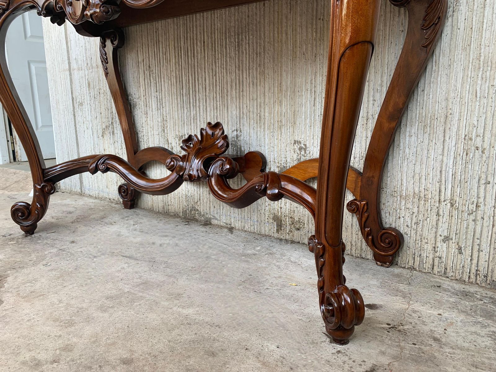photo furniture Console Régence française en noyer sculpté, plateau en marbre blanc, 2 disponibles