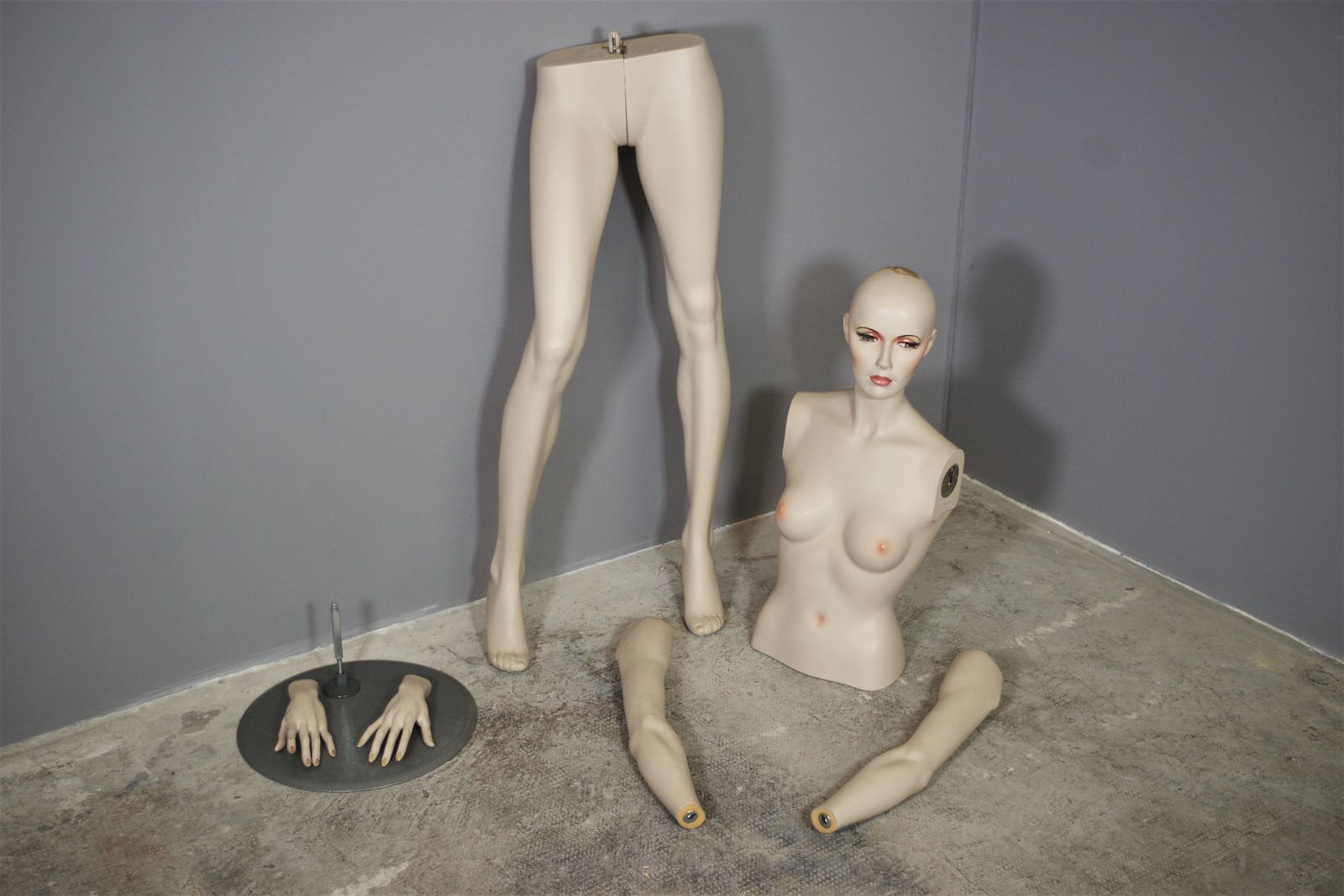 photo vintage Woman Mannequin In Polypropylene 70s