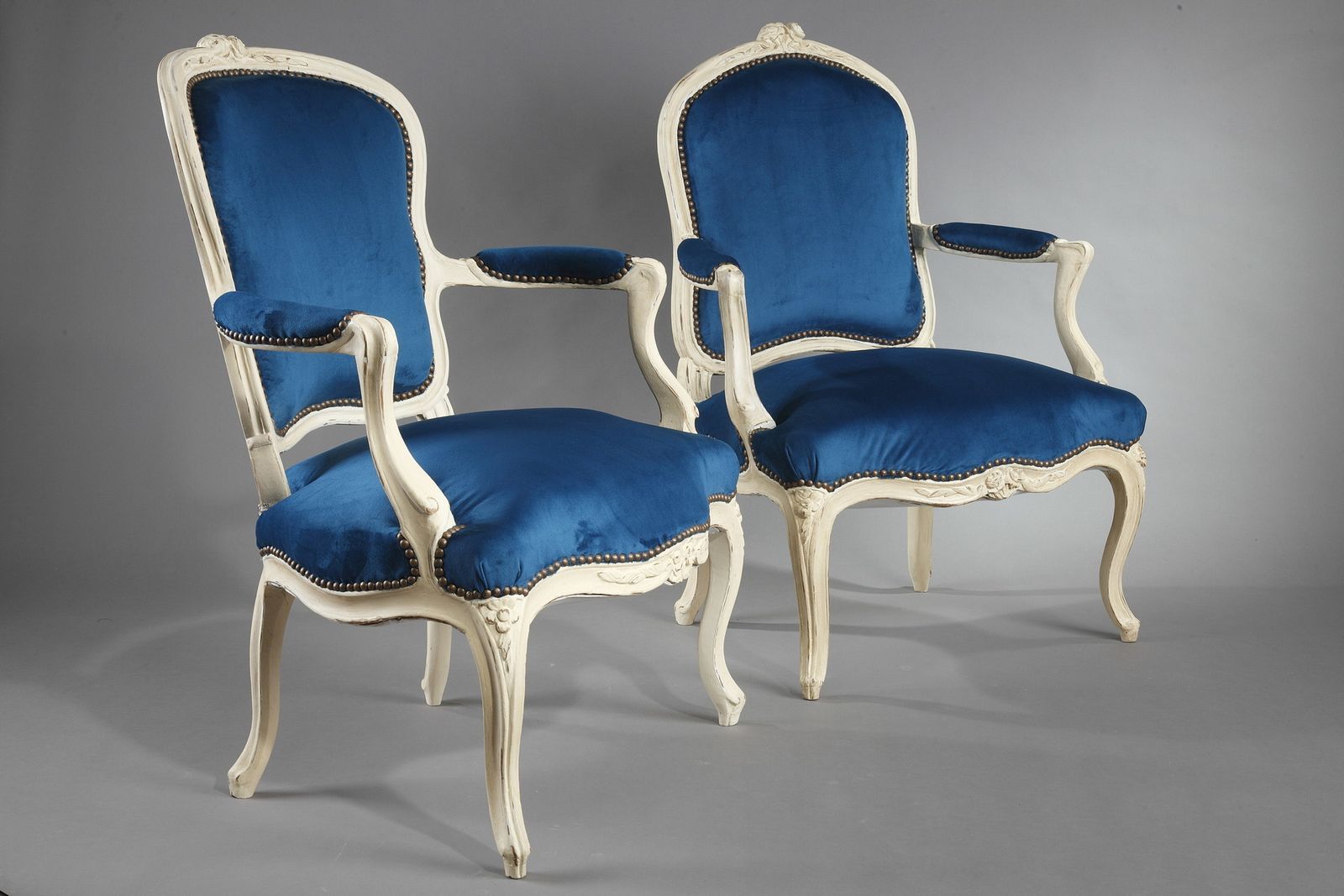 Quatre fauteuils en velours bleu paon d'époque Louis XV photo Mobilier