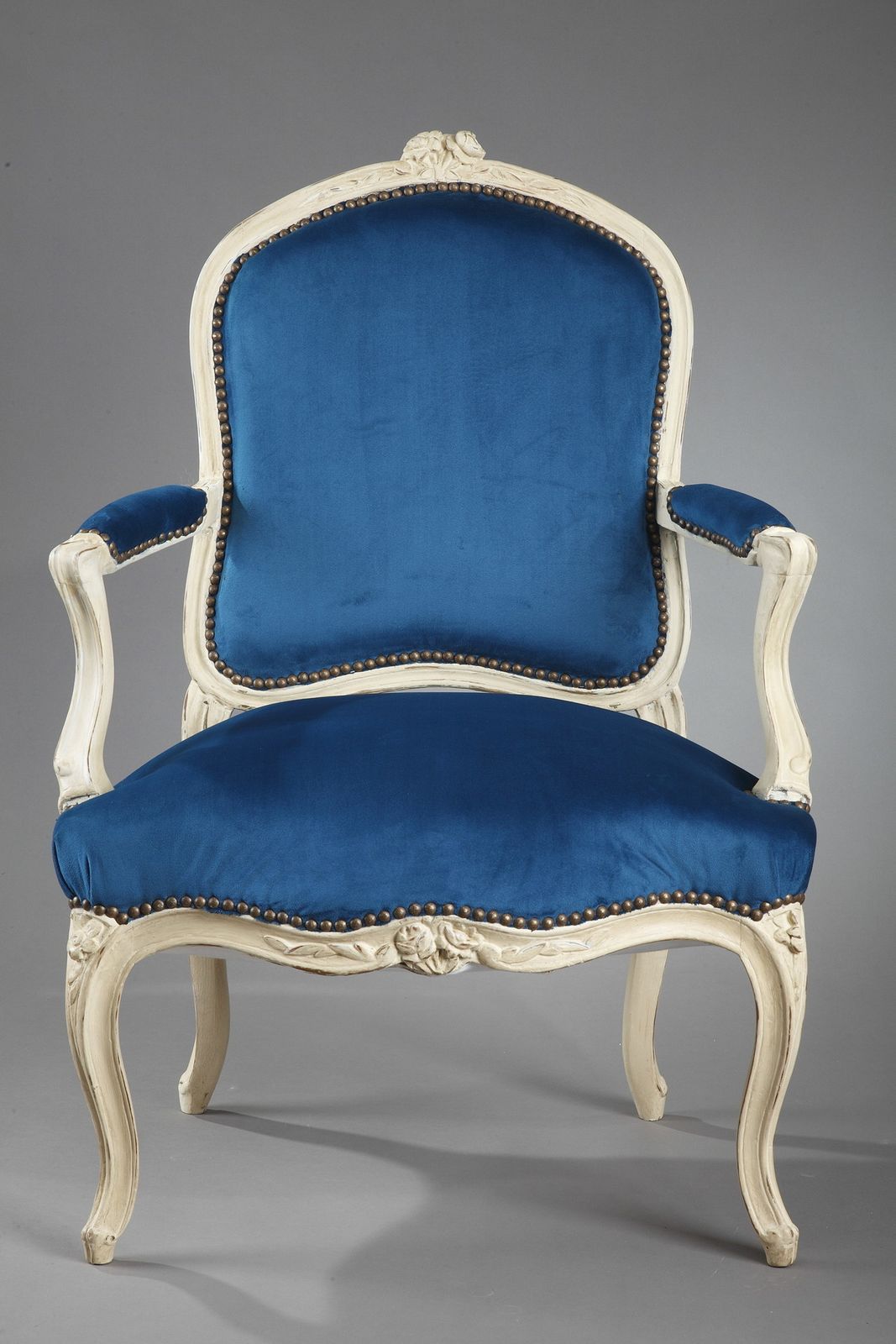 photo furniture Quatre fauteuils en velours bleu paon d'époque Louis XV