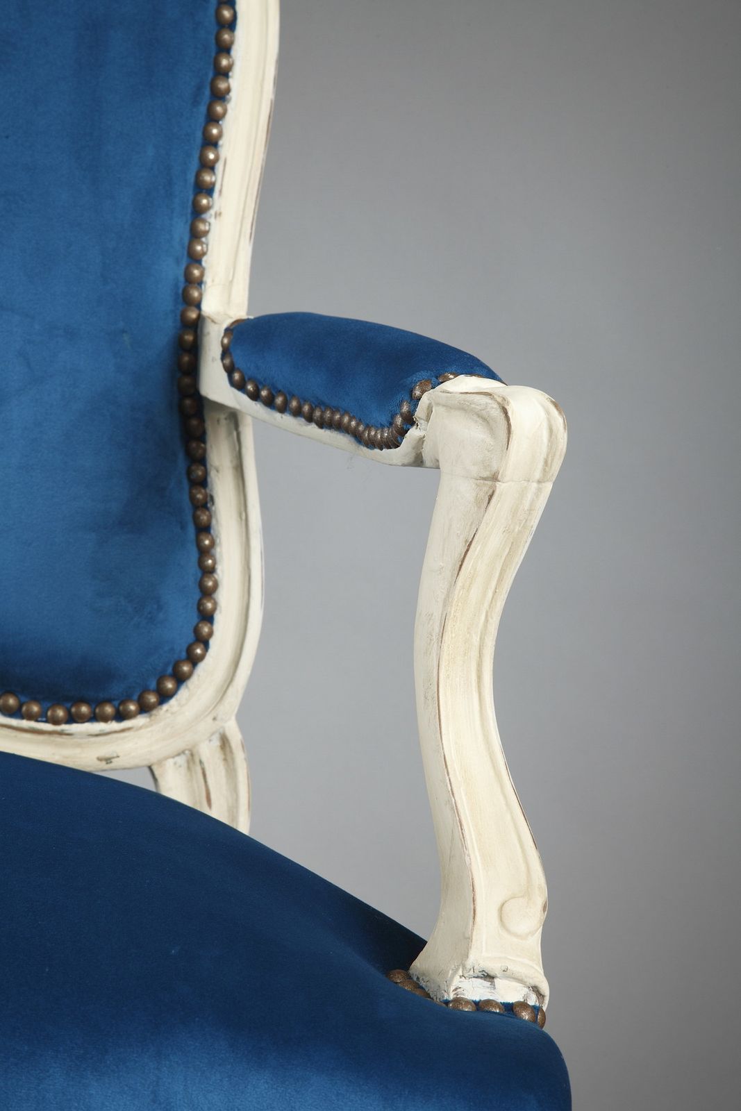 photo buy Quatre fauteuils en velours bleu paon d'époque Louis XV
