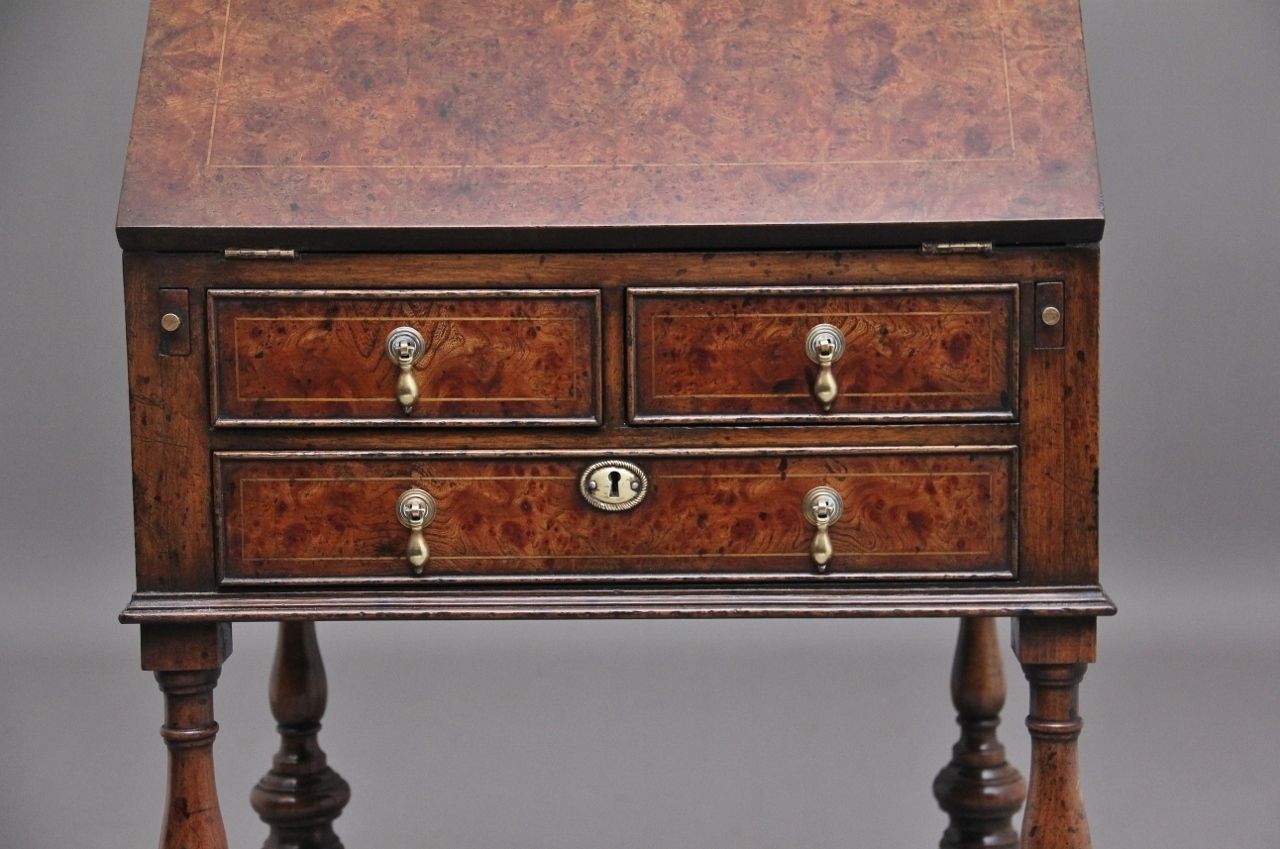 Early 20th Century Walnut And Elm Bureau In The Queen Anne Style photo vinterior
