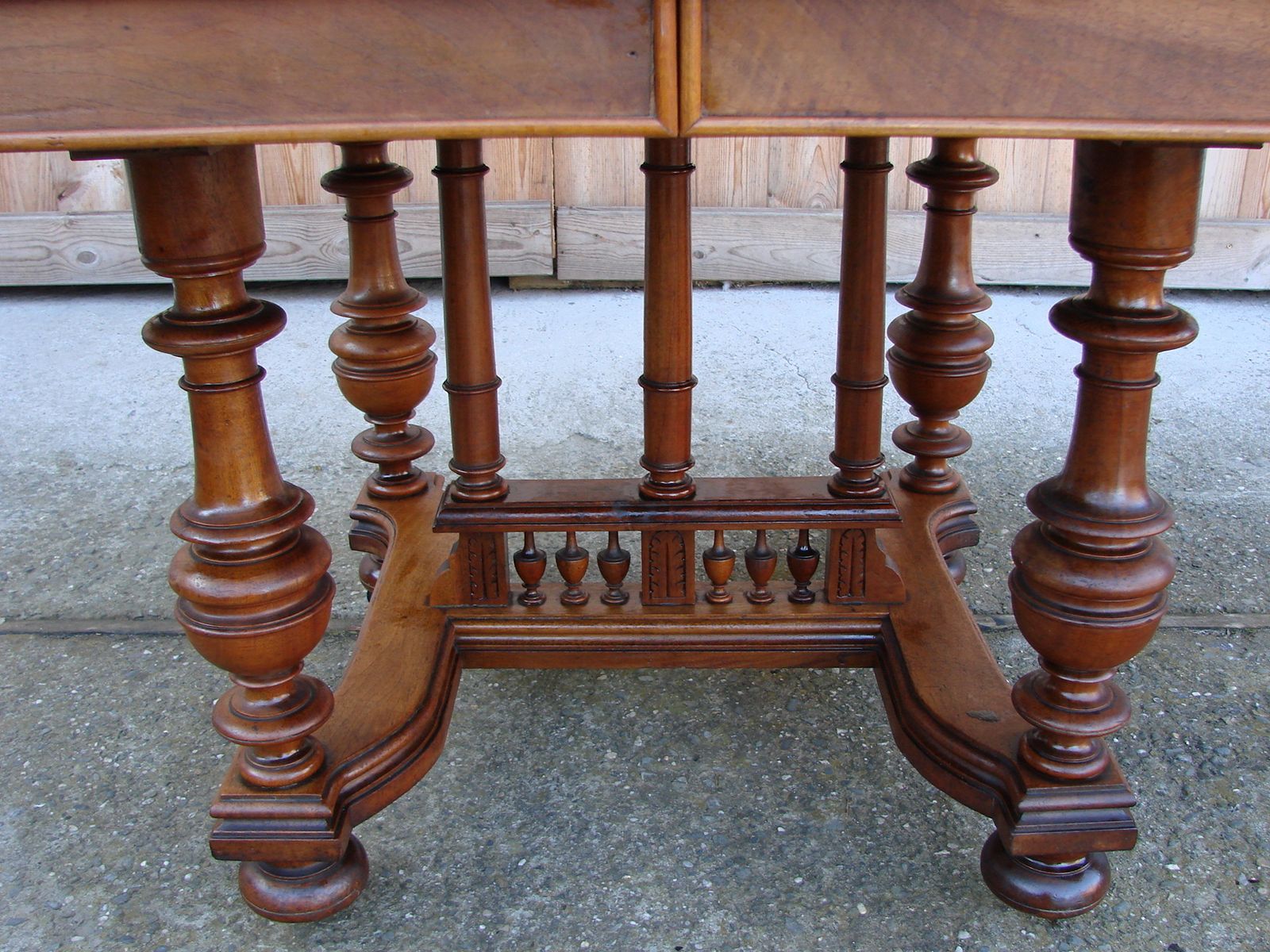 photo furniture Oak Table From The Turn Of The 19th Century.