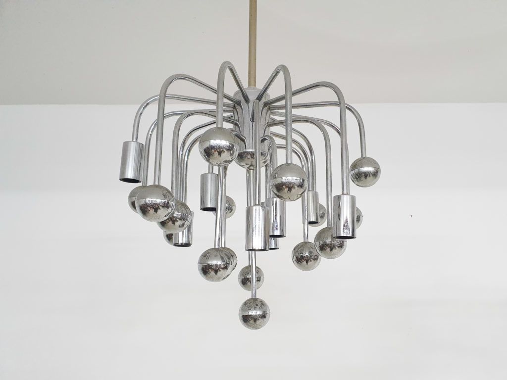 photo furniture Set Van Twee Zilveren "Sputnik" Design Hanglampen