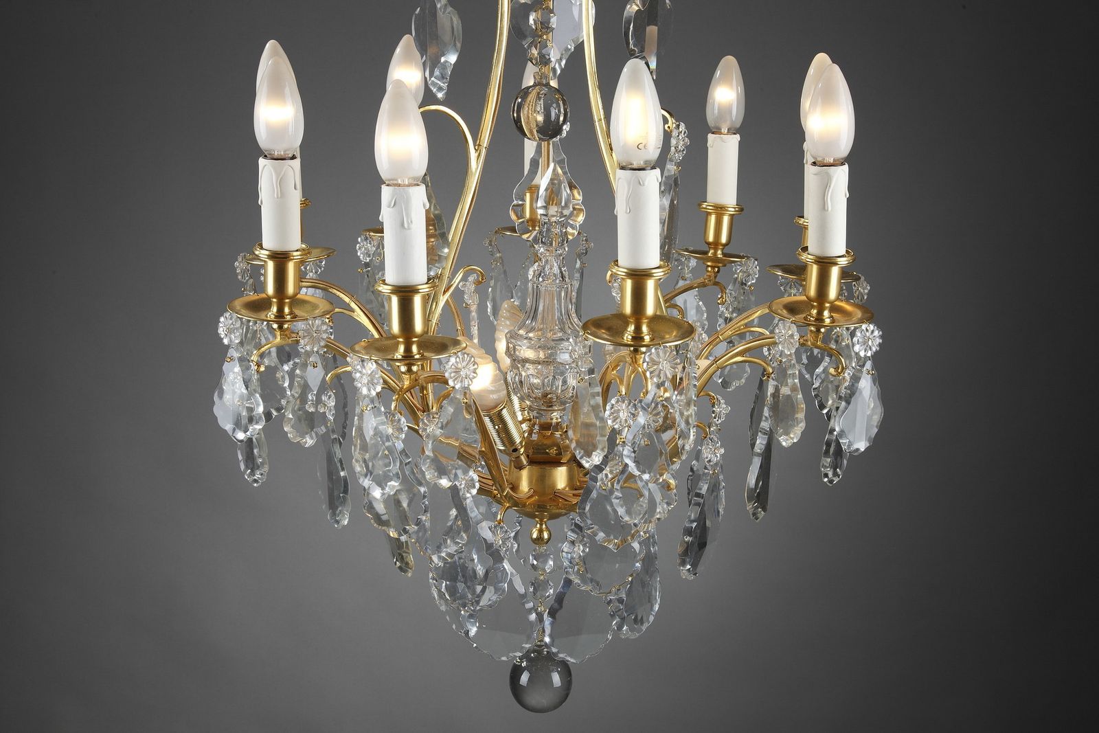Lustre à huit bras de lumière en bronze doré et pendeloques photo vinterior