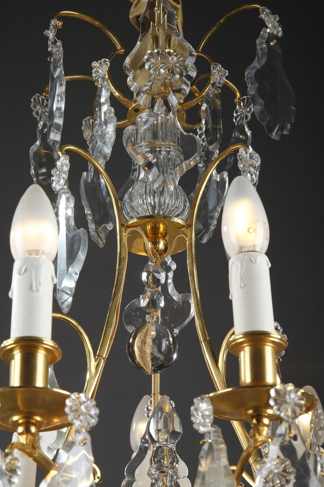 photo vinterior Chandelier With Eight Arms Of Lights In Gilded Bronze And Pendants