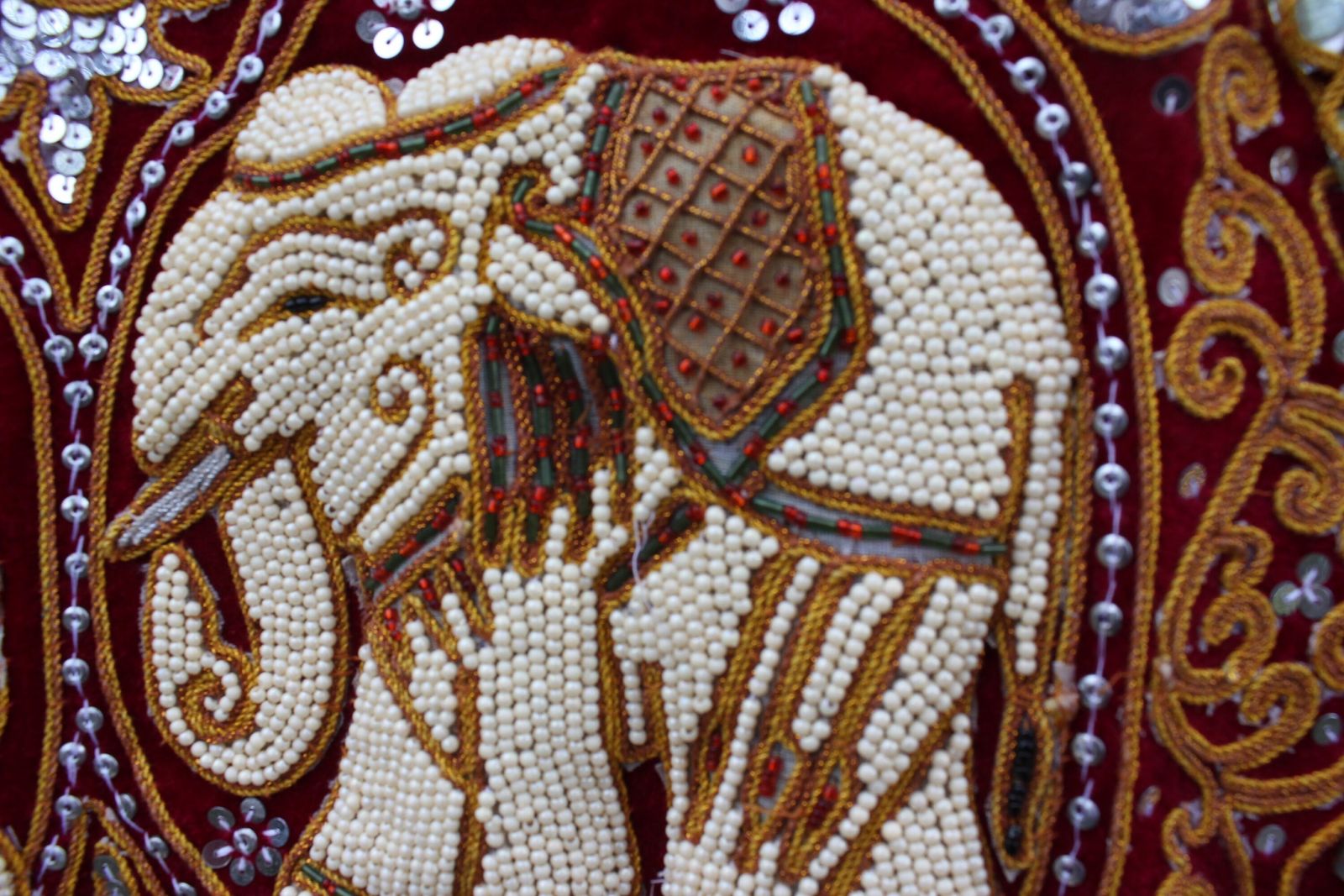 Embroidered Elephant Tapestry Wall Hanging Red Kalaga Curtain Love Eastern Style Decoration Gift photo vinterior