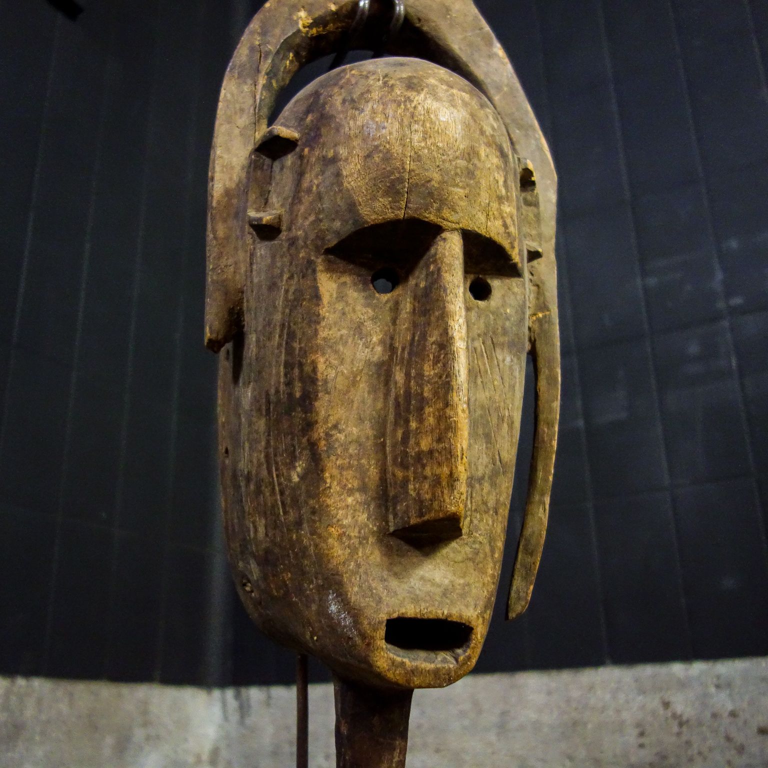 Etnisch Masker Van Hout En Schelpen Op Standaard – Ghana photo buy