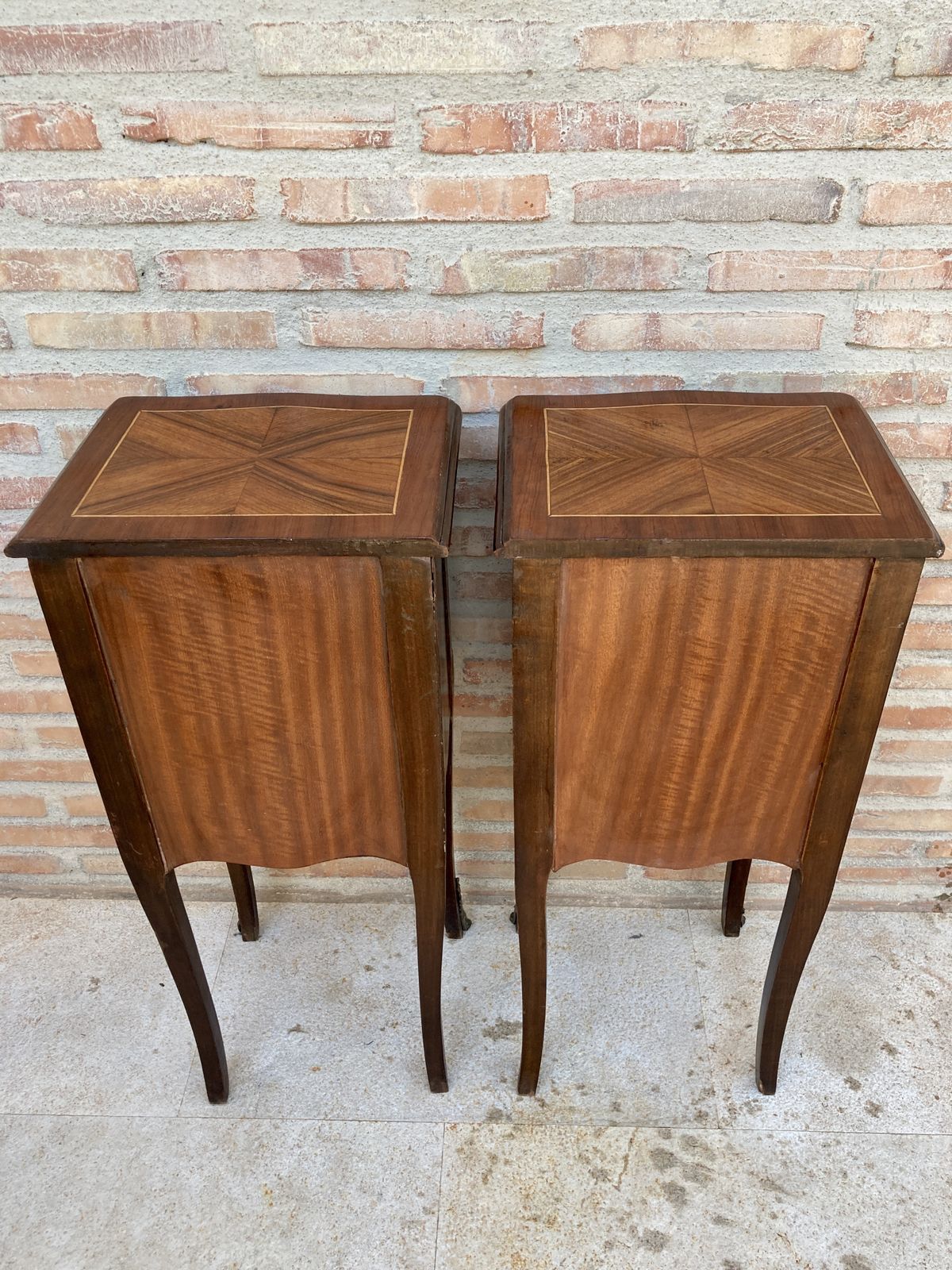 photo for sale Paar Franse Louis XV Stijl Nachtkastjes Met Tulpenhoutfineer