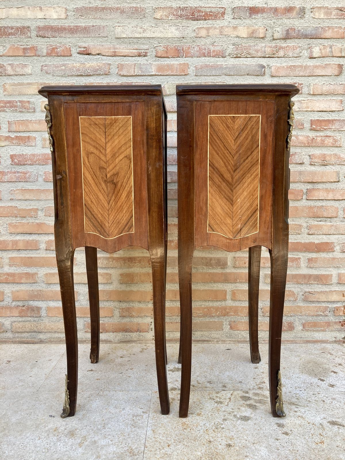 photo vintage Pair Of French Louis XV Style Tulipwood Veneer Bedside Tables Or Nightstands