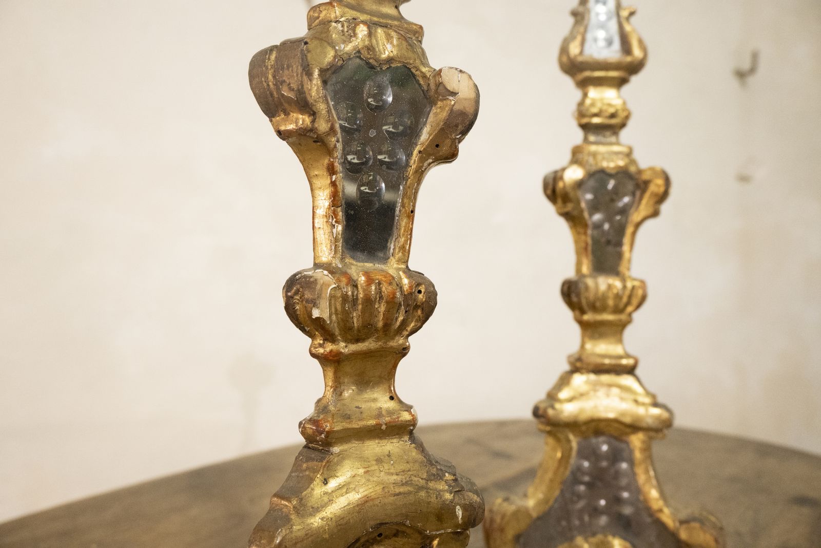 photo vinterior A Pair Of 18th Century Gilded & Mirrored Glass Venetian Altar Candlesticks