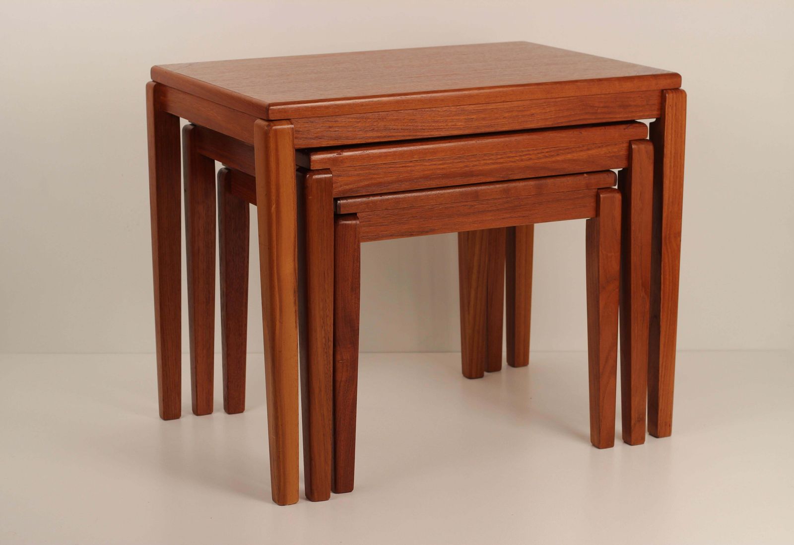 photo vintage Scandinavian Modern Danish Teak Nest Of 3 Tables By Mobelfabrikken Toften 1960’s