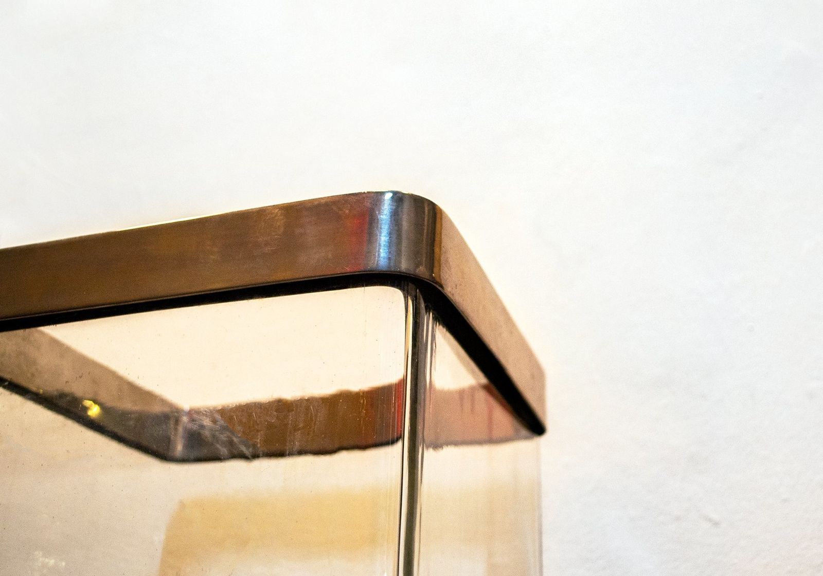 Glazen vaas met gouden metalen structuur, Italië, jaren 1970 photo Woonaccessoires