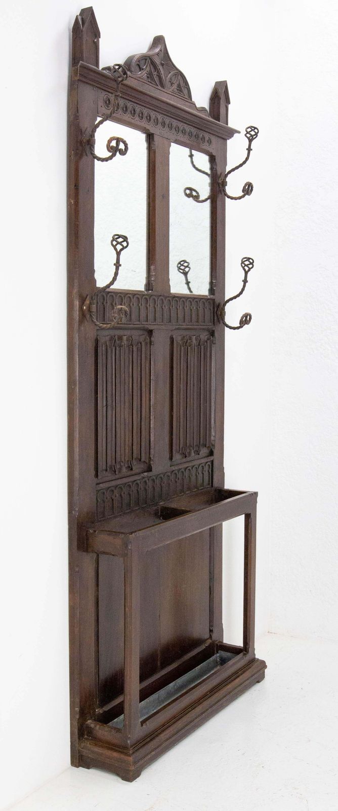 Portemanteau en chêne de style gothique avec miroirs, milieu du XIXe siècle photo furniture