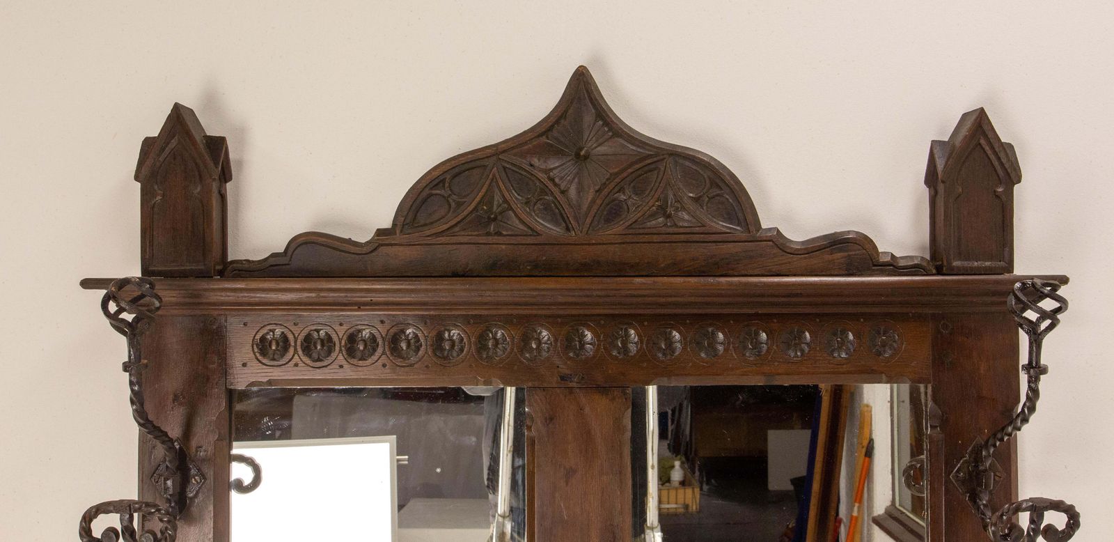 Portemanteau en chêne de style gothique avec miroirs, milieu du XIXe siècle photo buy