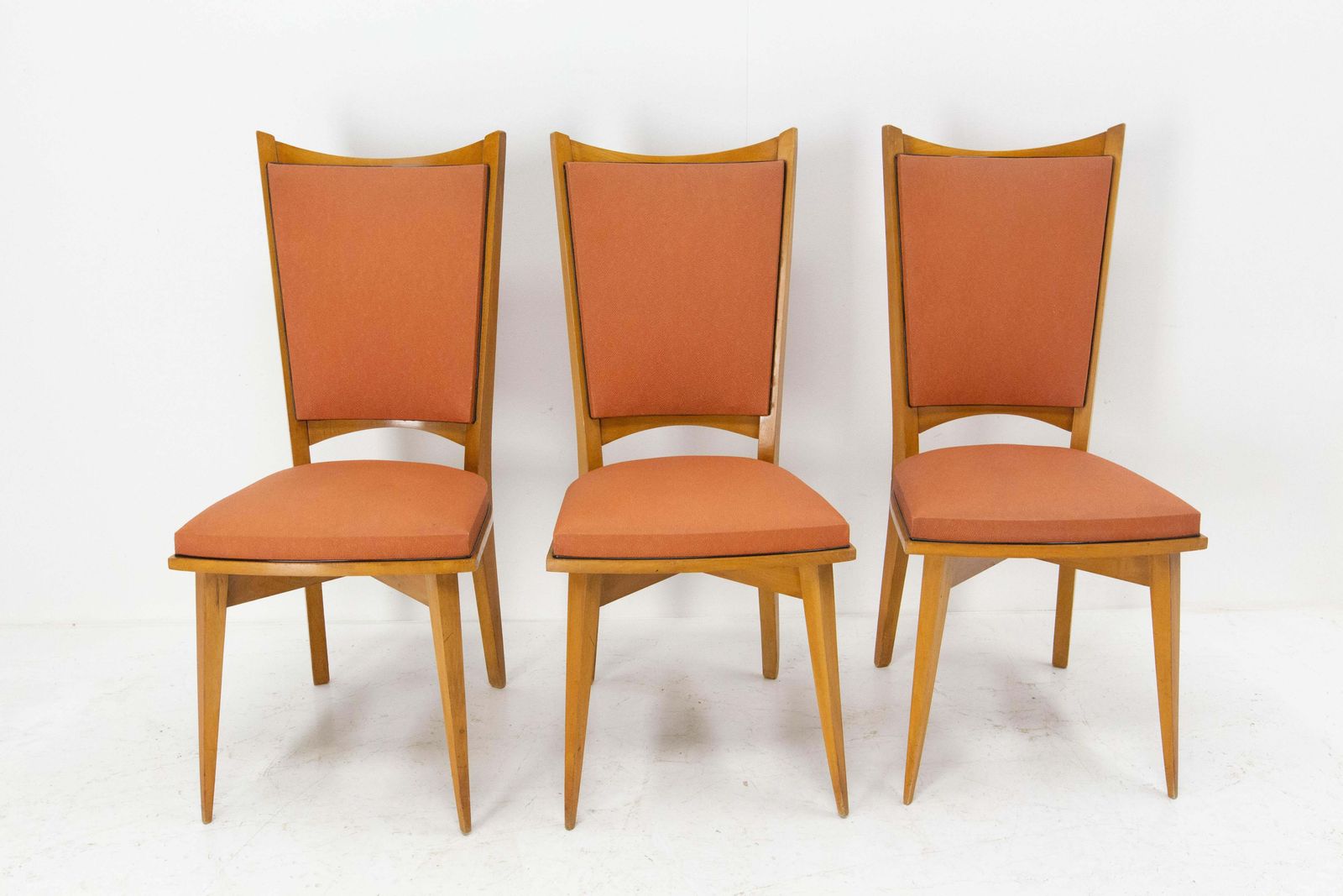 Six chaises de salle à manger mid-century françaises en hêtre et moleskine rouge, vers 1950 photo 1100.0