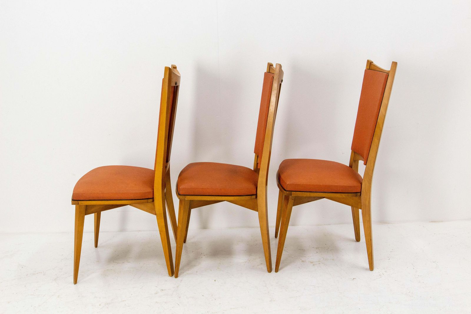 Six chaises de salle à manger mid-century françaises en hêtre et moleskine rouge, vers 1950 photo vintage
