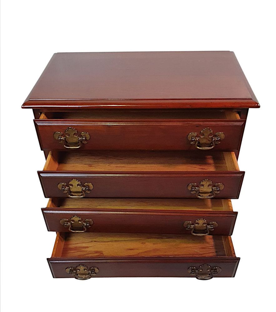 A Gorgeous Pair Of 20th Century Bedside Chests In The Georgian Manner photo Furniture
