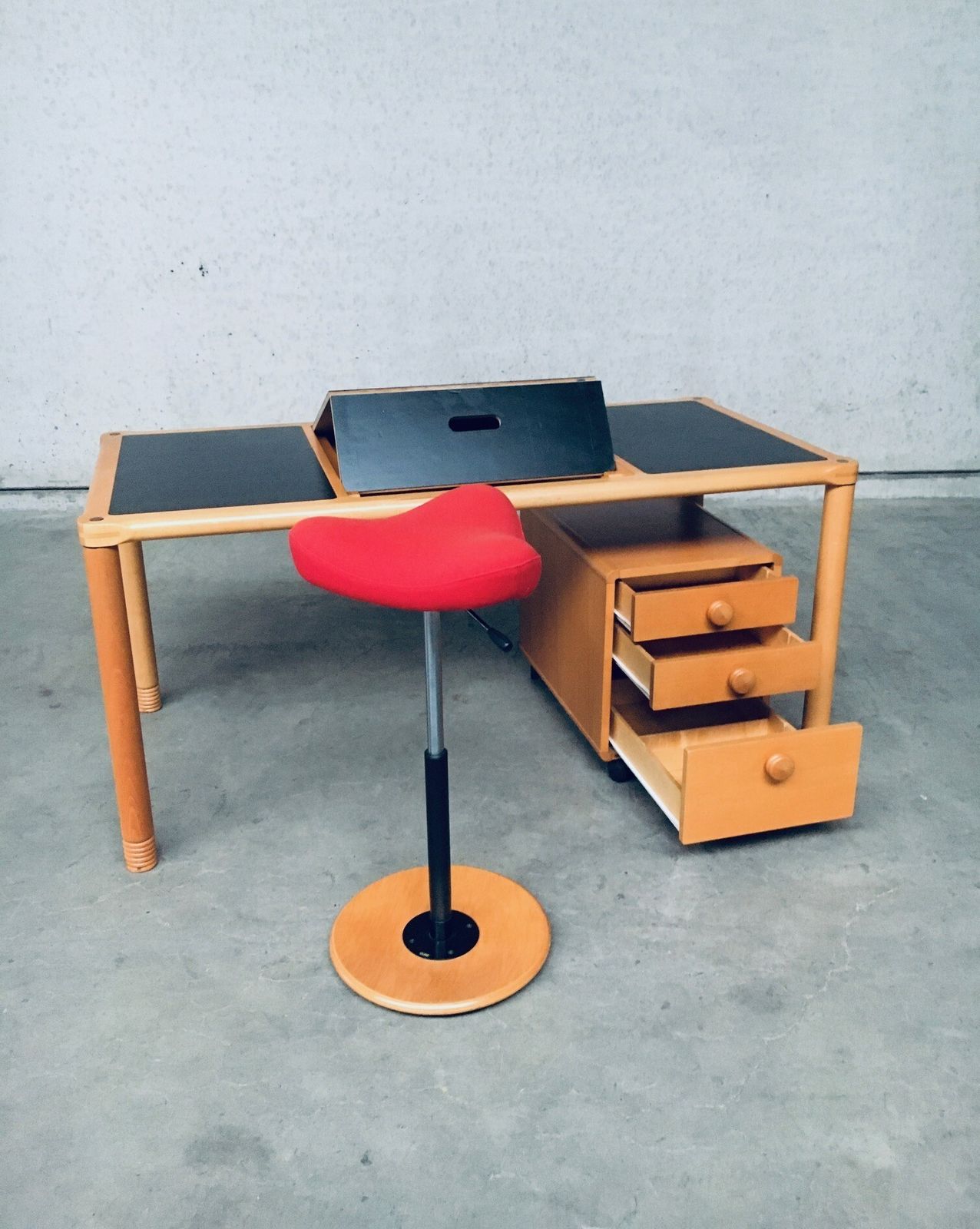 Scandinavian Ergonomic Design Writing Desk And Stool, Stokke 1980's photo vinterior