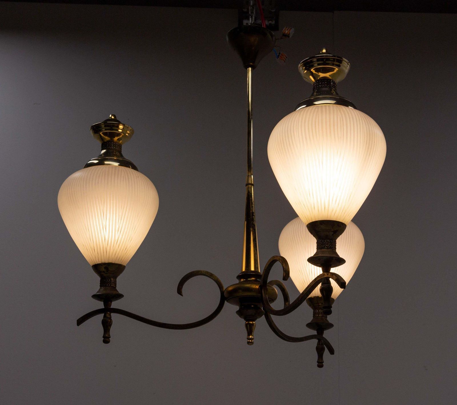 Lustre plafonnier français trois lumières en verre et laiton, vers 1960 photo Luminaires