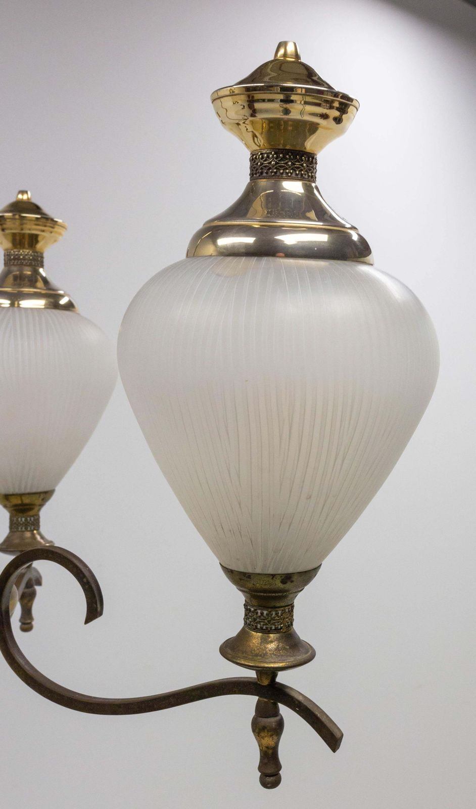 Lustre plafonnier français trois lumières en verre et laiton, vers 1960 photo vinterior