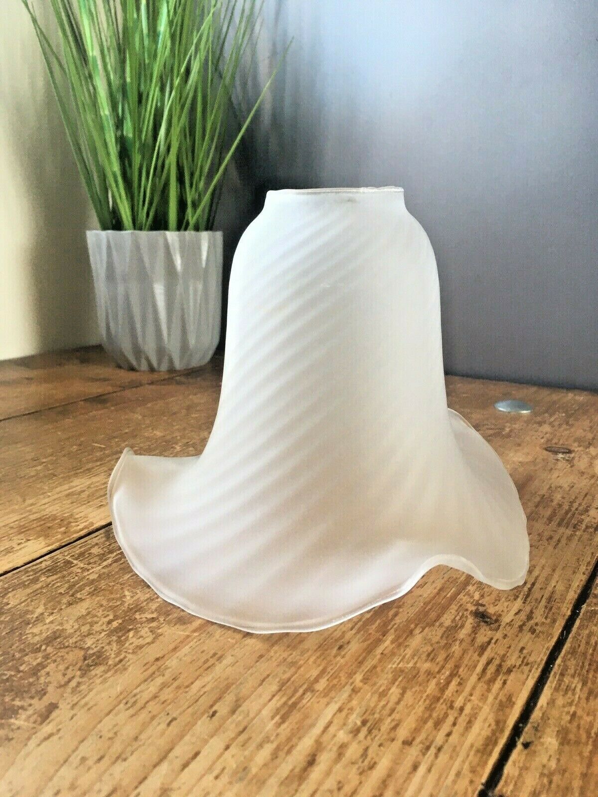 Lovely Vintage French Vianne Glass Frosted Ribbed Ruffled Fluted Edge Lamp Shade photo buy