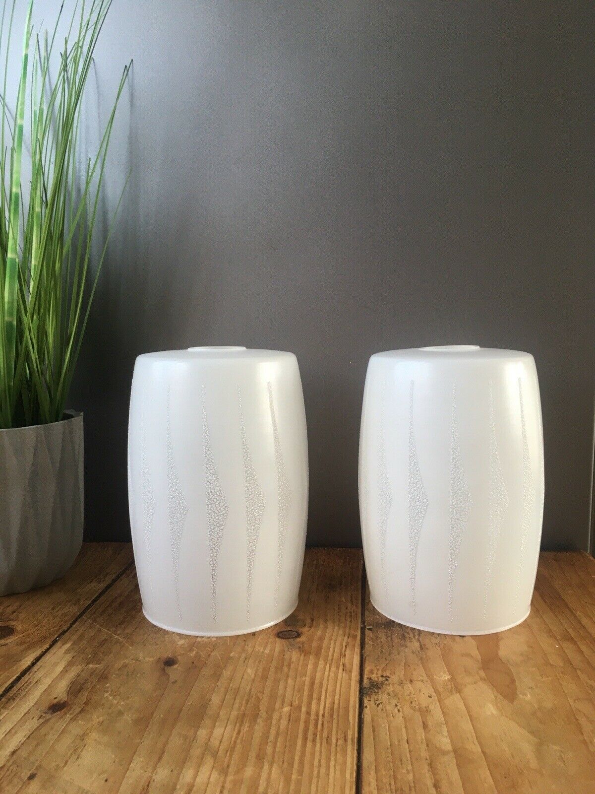 photo furniture Retro 70's Clear & White Geometrical Chevron Light Lamp Shade Mid Century Modern