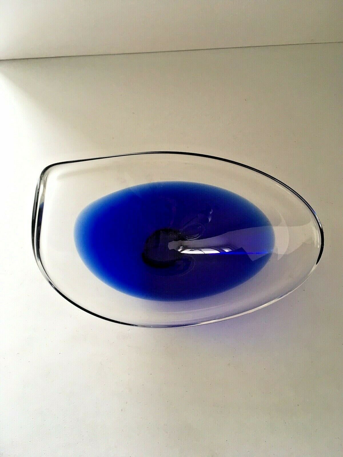 Mid Century Modern Swedish Flygsfors Blue Freeform Art Glass Bowl   Paul Kedelv photo vinterior