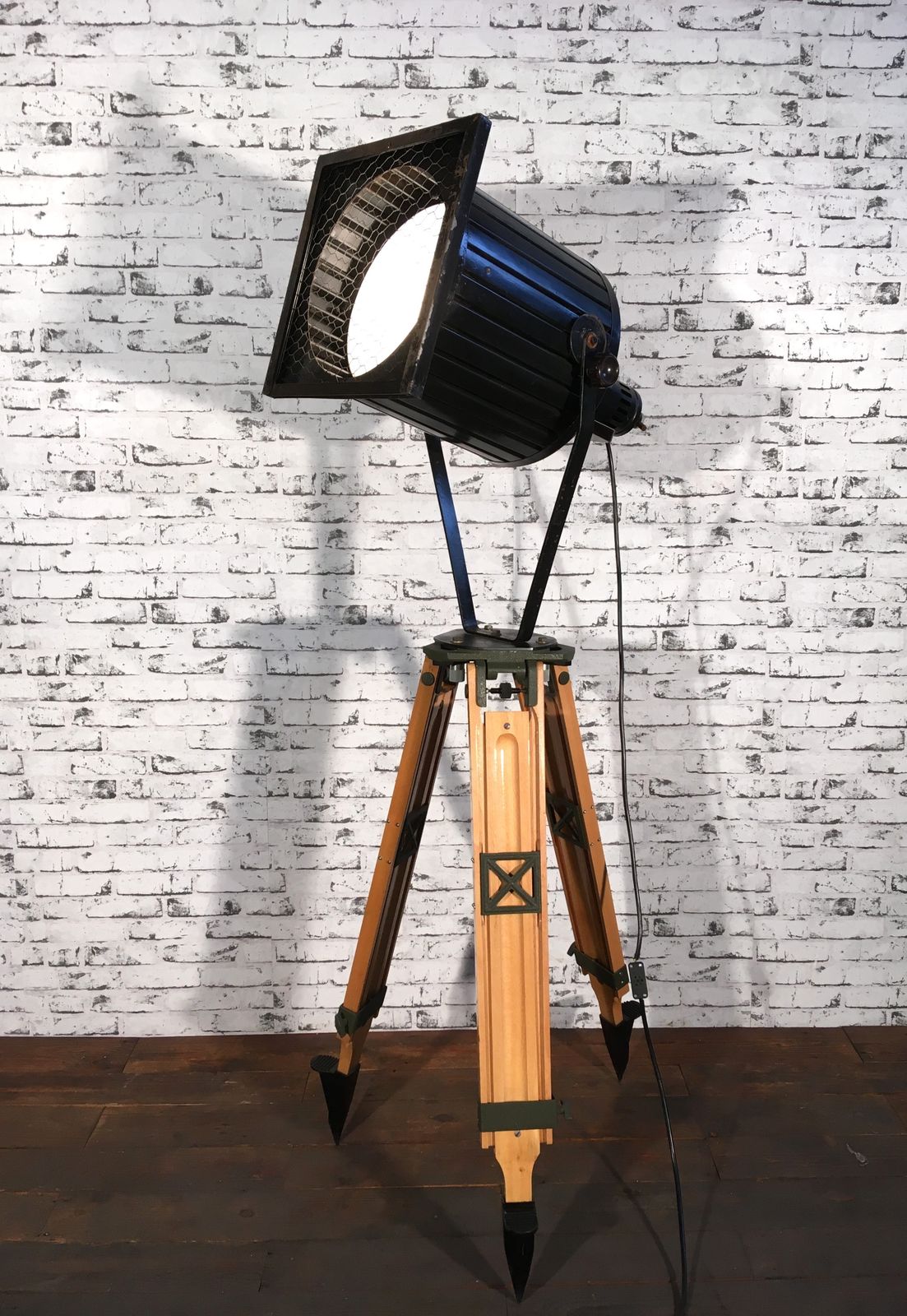 photo vinterior Black Vintage Industrial Spotlight On Wooden Tripod 