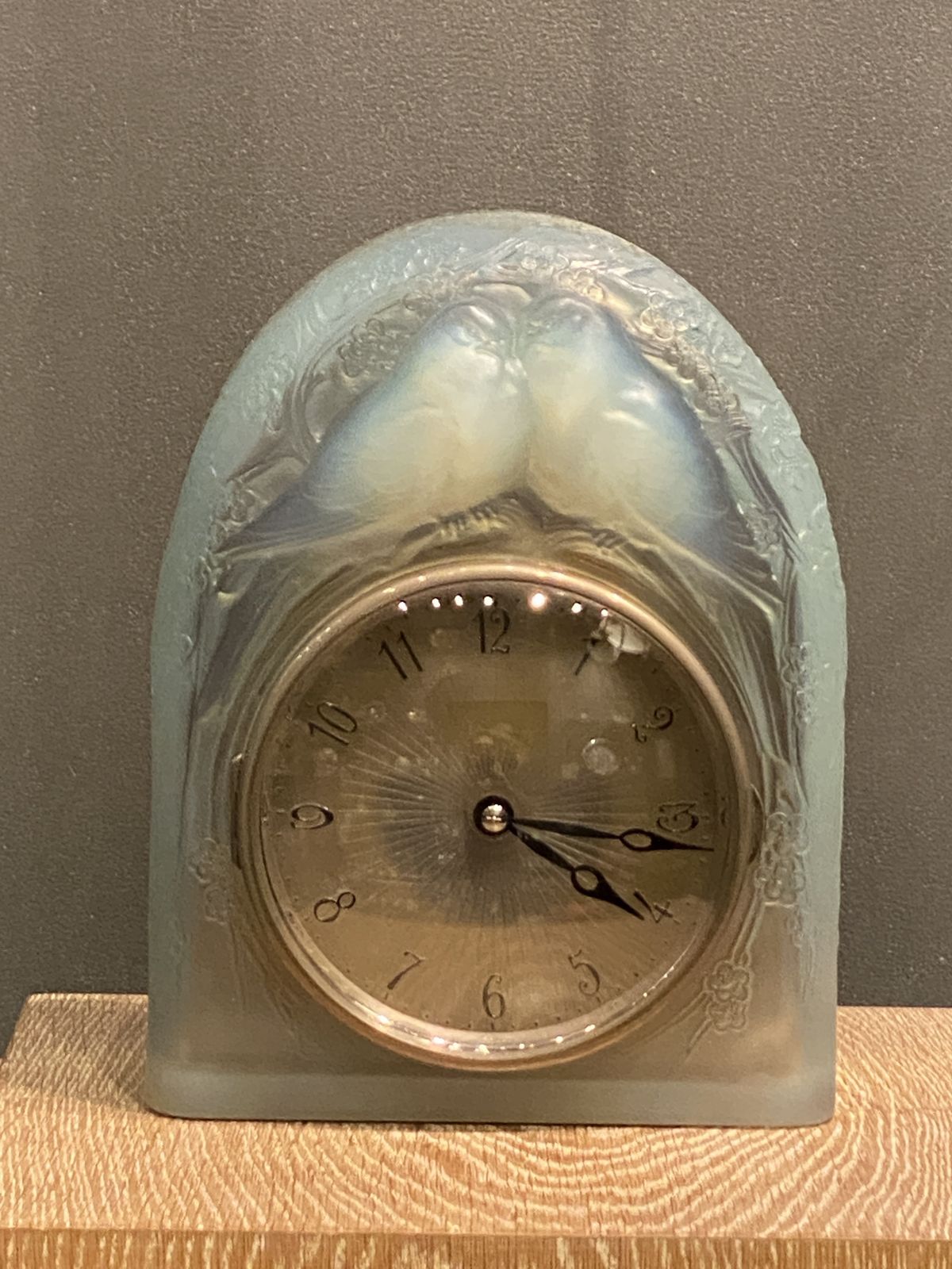A Lalique 2 Colombes Opalescent R.Lalique Clock