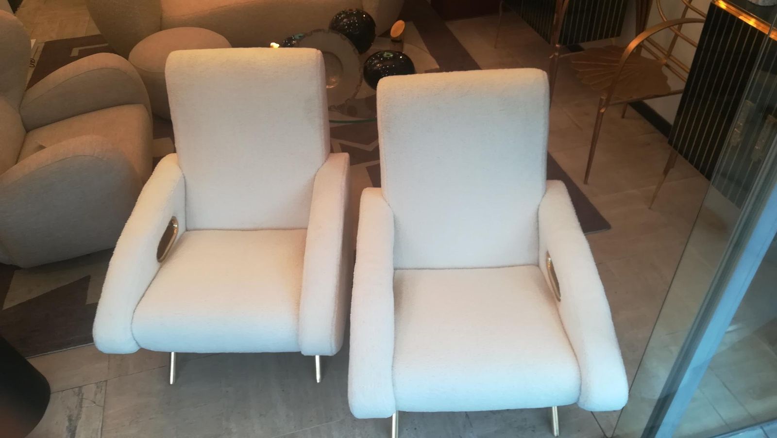 4274.0 Pair Of Armchairs In Soft White Fabric photo