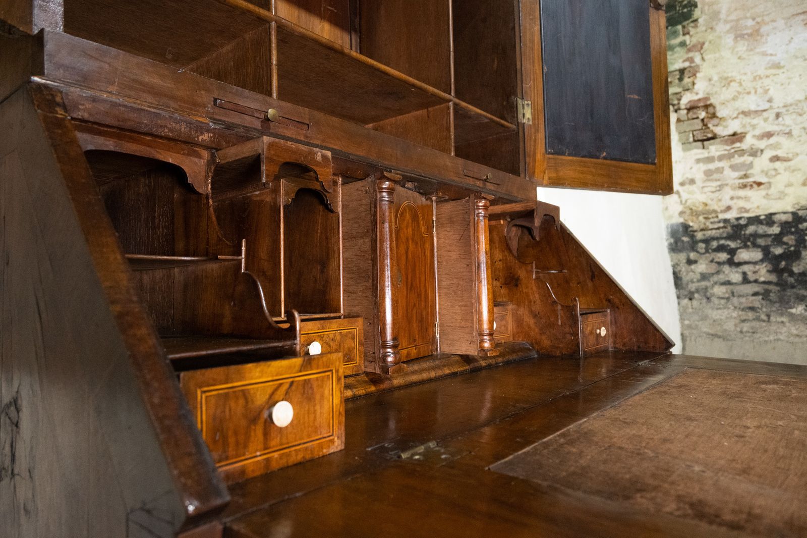 photo vinterior An 18th Century George I Walnut & Feather Banded Fall Front Bureau Bookcase