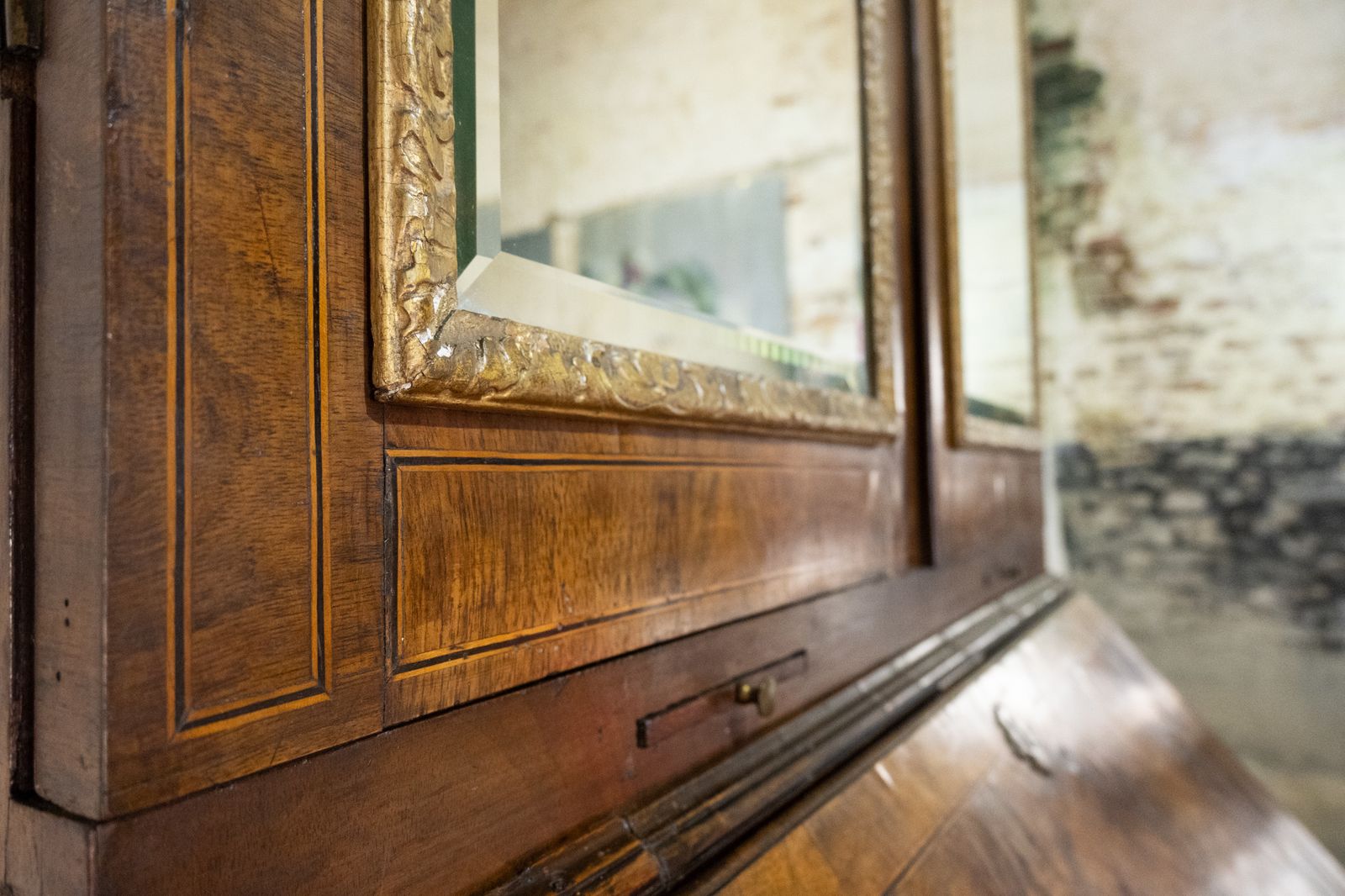 photo vintage An 18th Century George I Walnut & Feather Banded Fall Front Bureau Bookcase