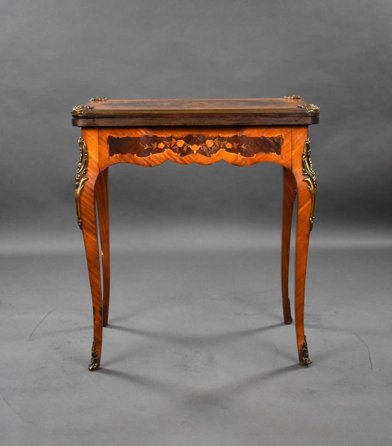 photo vinterior 19th Century English Victorian Walnut & Marquetry Card Table & Vanity