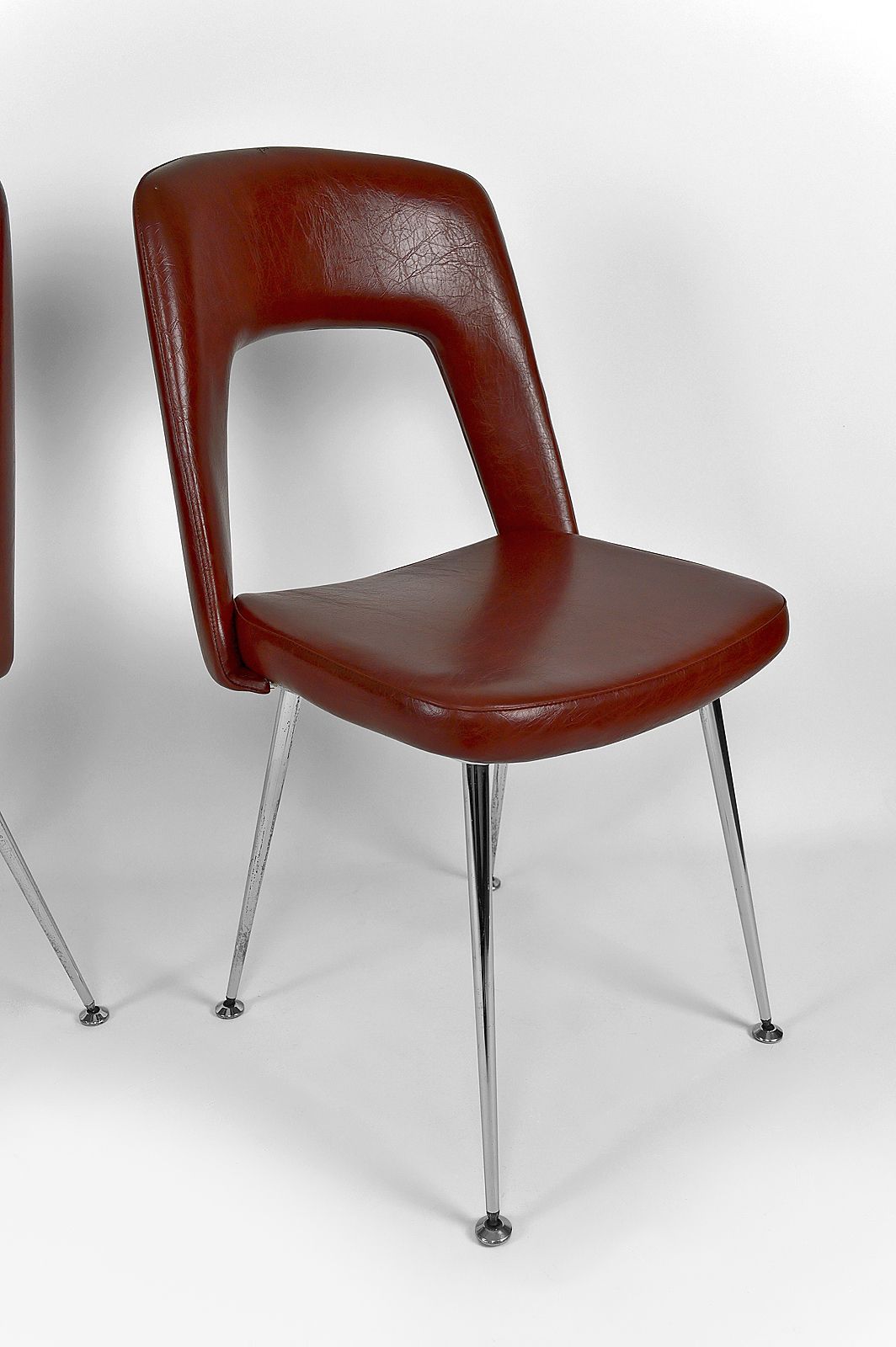 photo buy Pair Of "Conference" Chairs In Chrome And Leatherette, Circa 1960