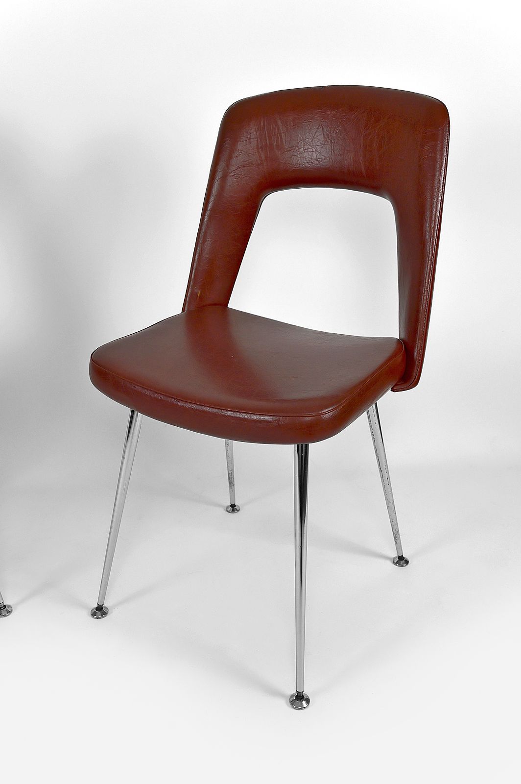 photo vinterior Pair Of "Conference" Chairs In Chrome And Leatherette, Circa 1960