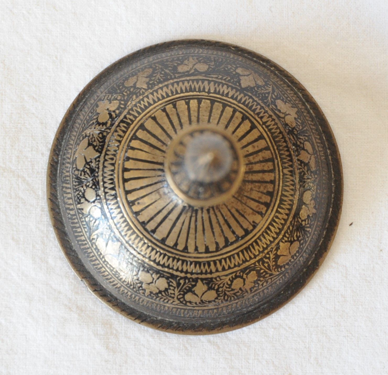 photo vintage Antique Engraved Indian Brass Vase