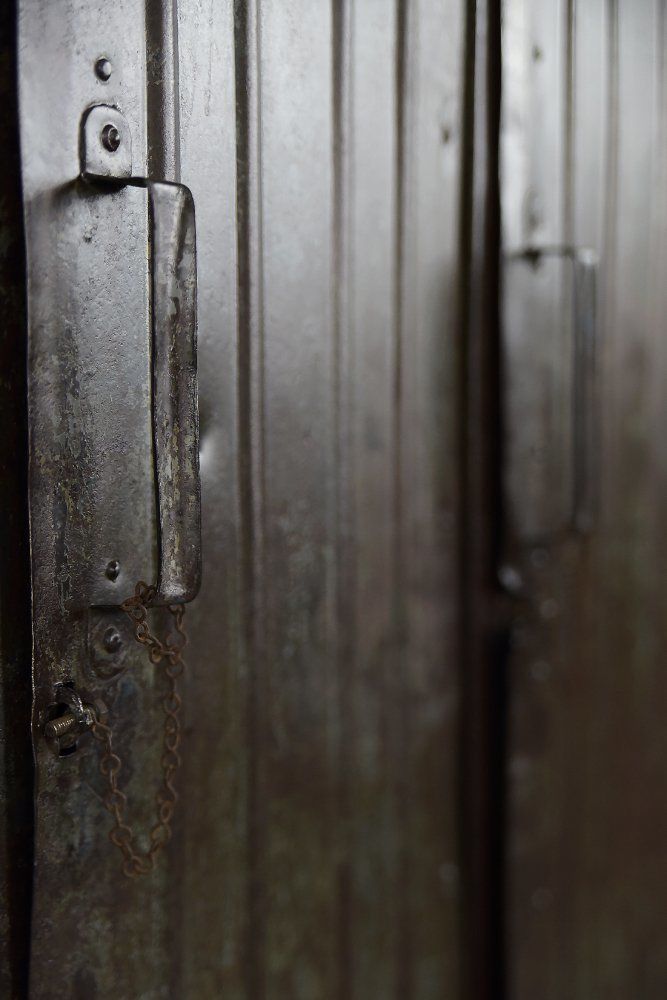 photo vinterior Vintage Industrial Metal Factory Cabinet, 1950s