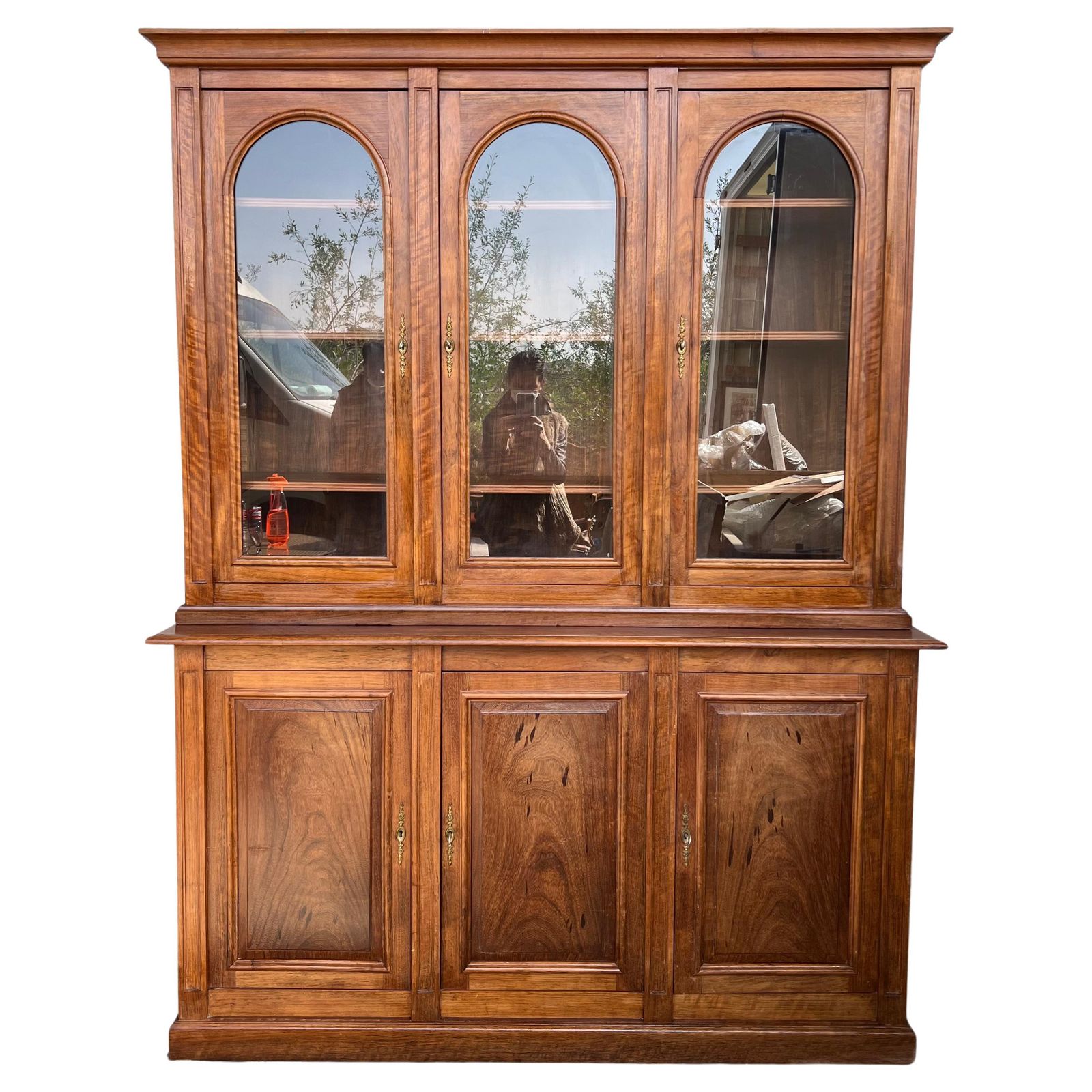 Early 20th Bookcase Or Vitrine In Spanish Pine With Three Arch Glass Doors