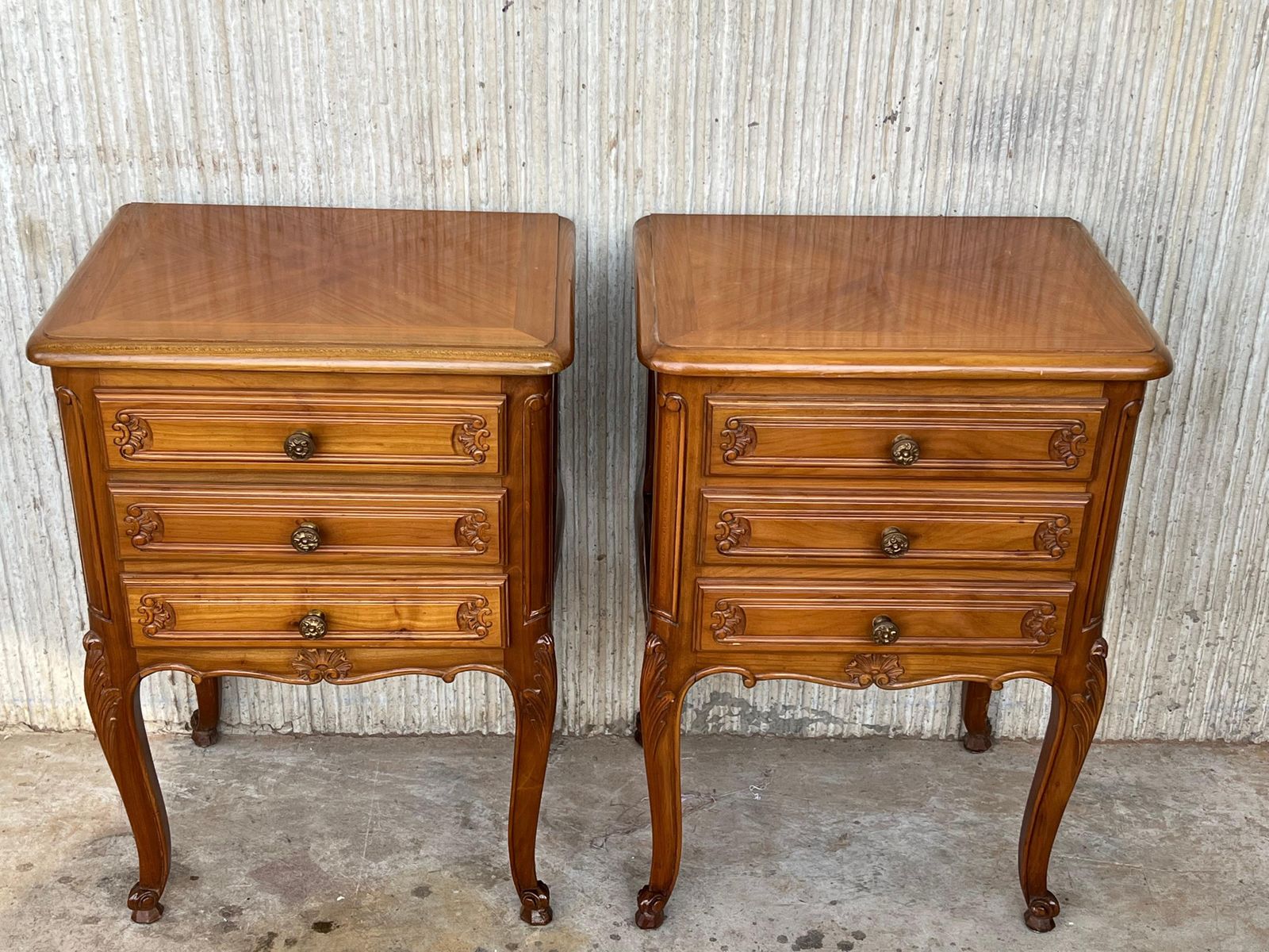 Paire de tables de chevet de style Louis XVI à trois tiroirs et pieds en cabriole photo for sale