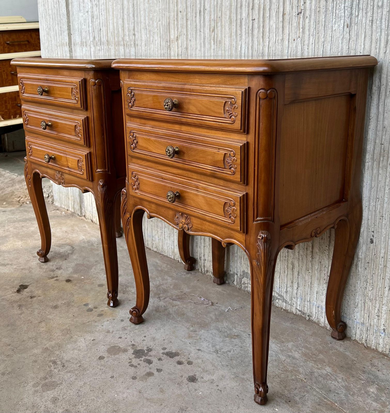 Paire de tables de chevet de style Louis XVI à trois tiroirs et pieds en cabriole photo 2459.0