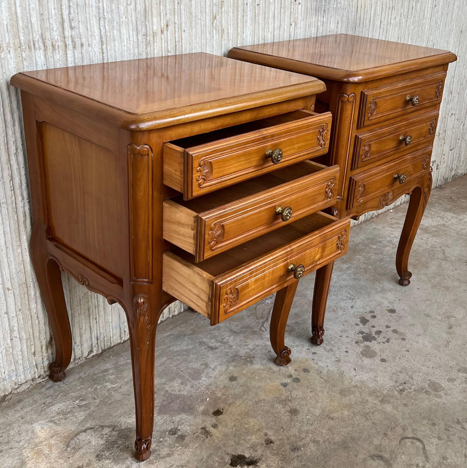 Paire de tables de chevet de style Louis XVI à trois tiroirs et pieds en cabriole photo buy