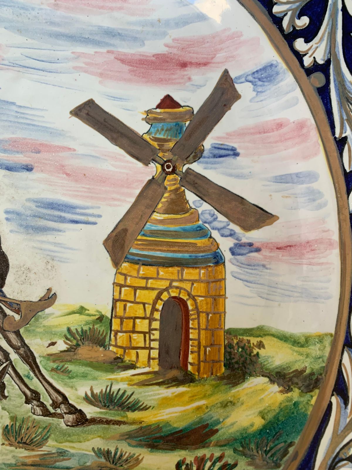 Plat décoratif espagnol représentant Don Quichotte, XIXe siècle photo vinterior