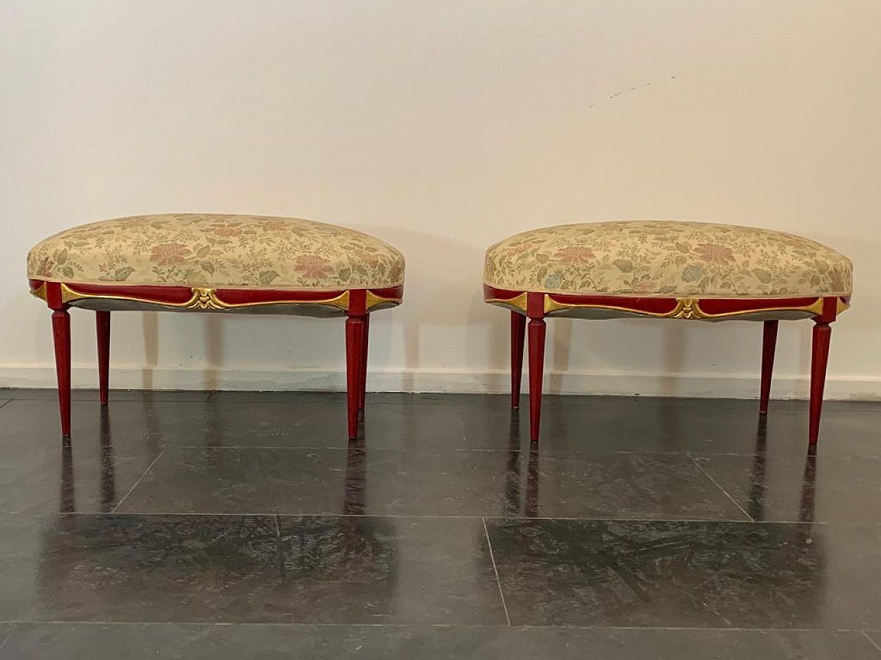 photo vinterior Cardinal Red Lacquered Art Deco Style Pouf With Gold Details, 1930s Previous