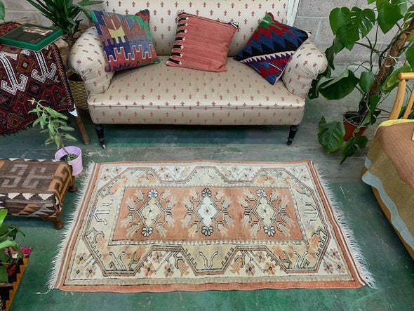 Old Turkish Small Milas Rug 142x85 Cm Old Vintage Carpet Ushak Pink Beige Blue