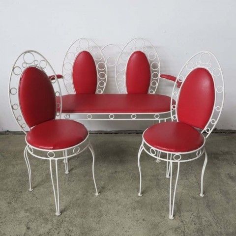 photo vinterior Vintage Bench With Two Metal Chairs.