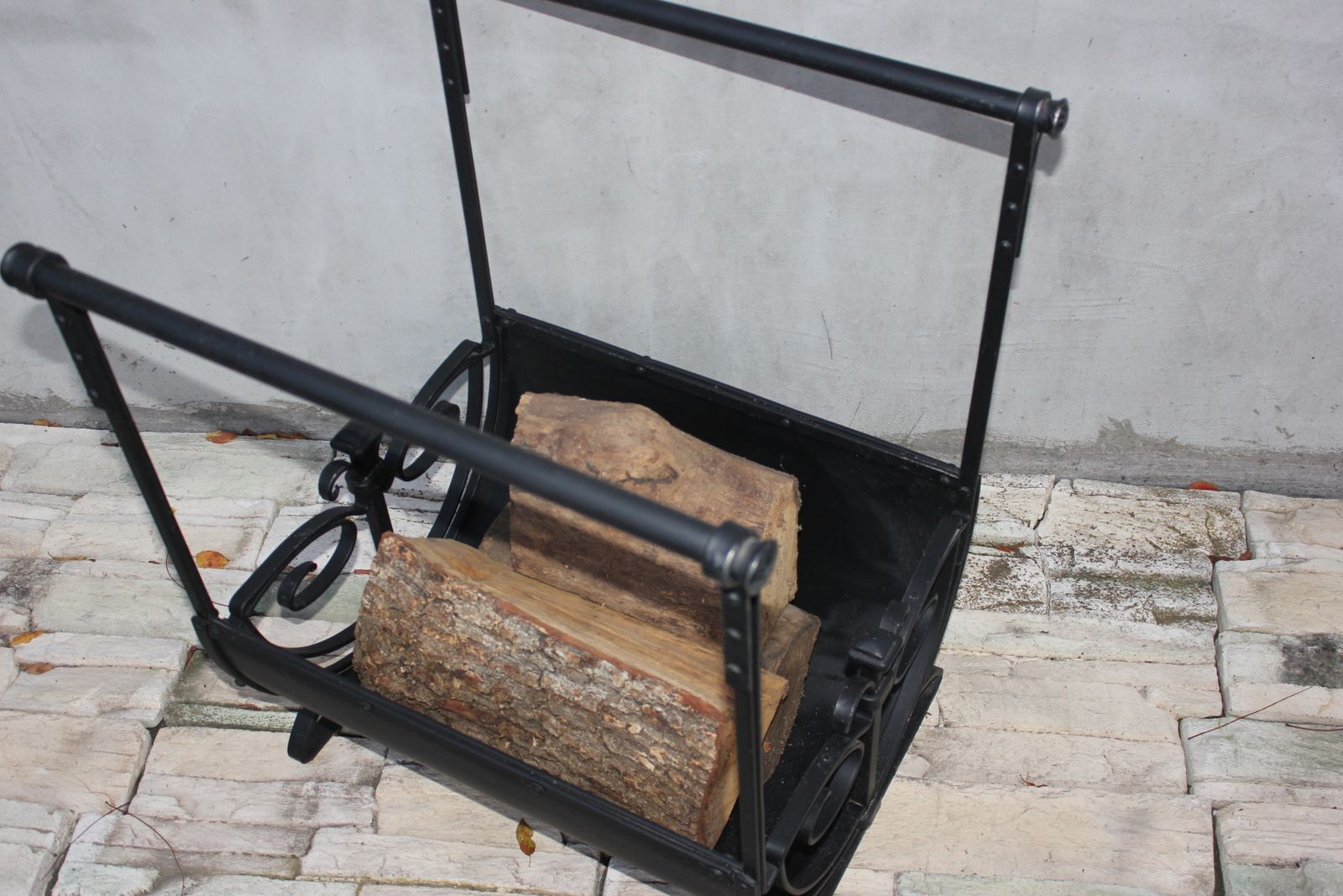 photo vintage Fireplace Wood  Rack Indoor Black Wrought Iron Fire Wood Holder Winter Forest House