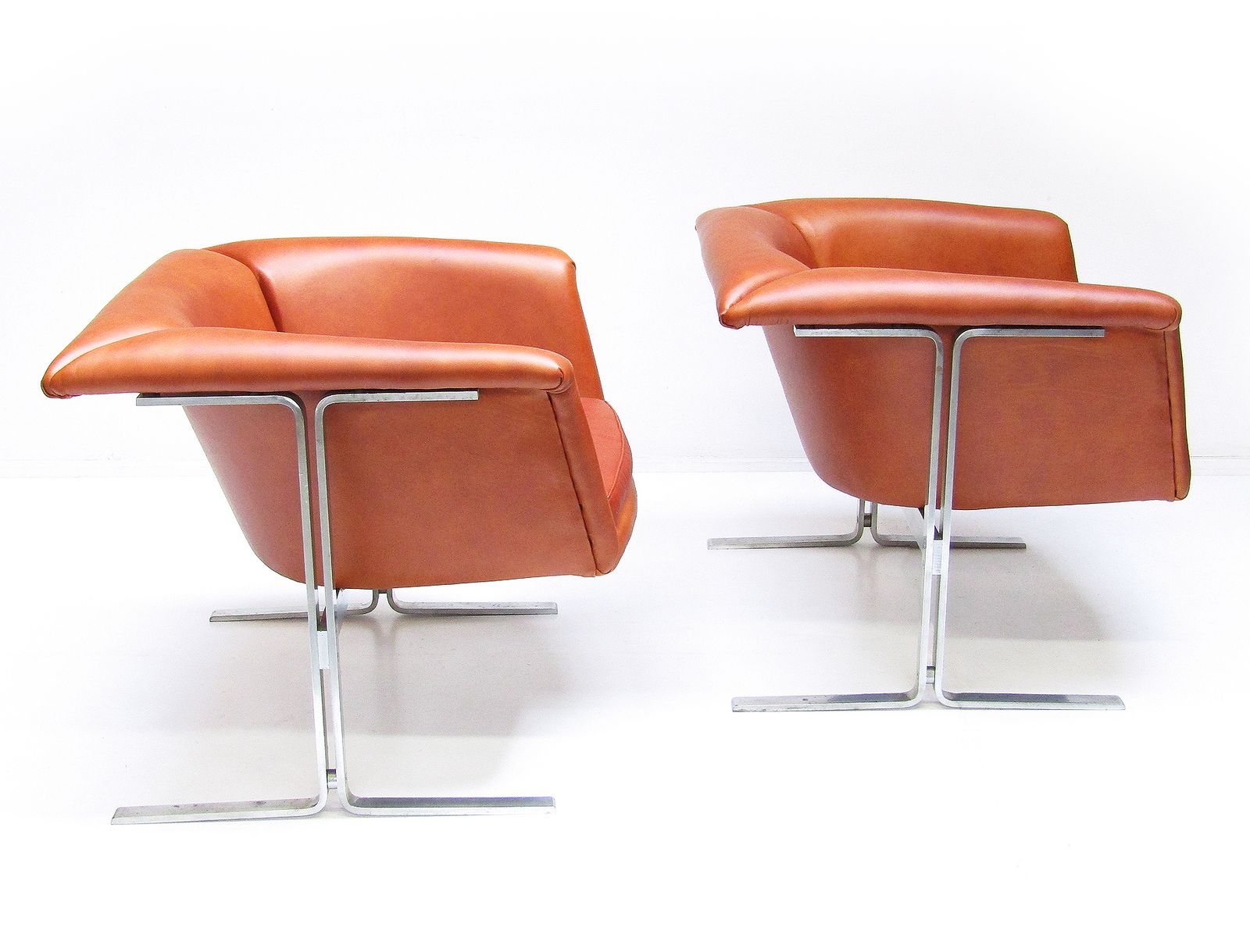 photo furniture Two Space Age "042" Chairs By Geoffrey Harcourt For Artifort