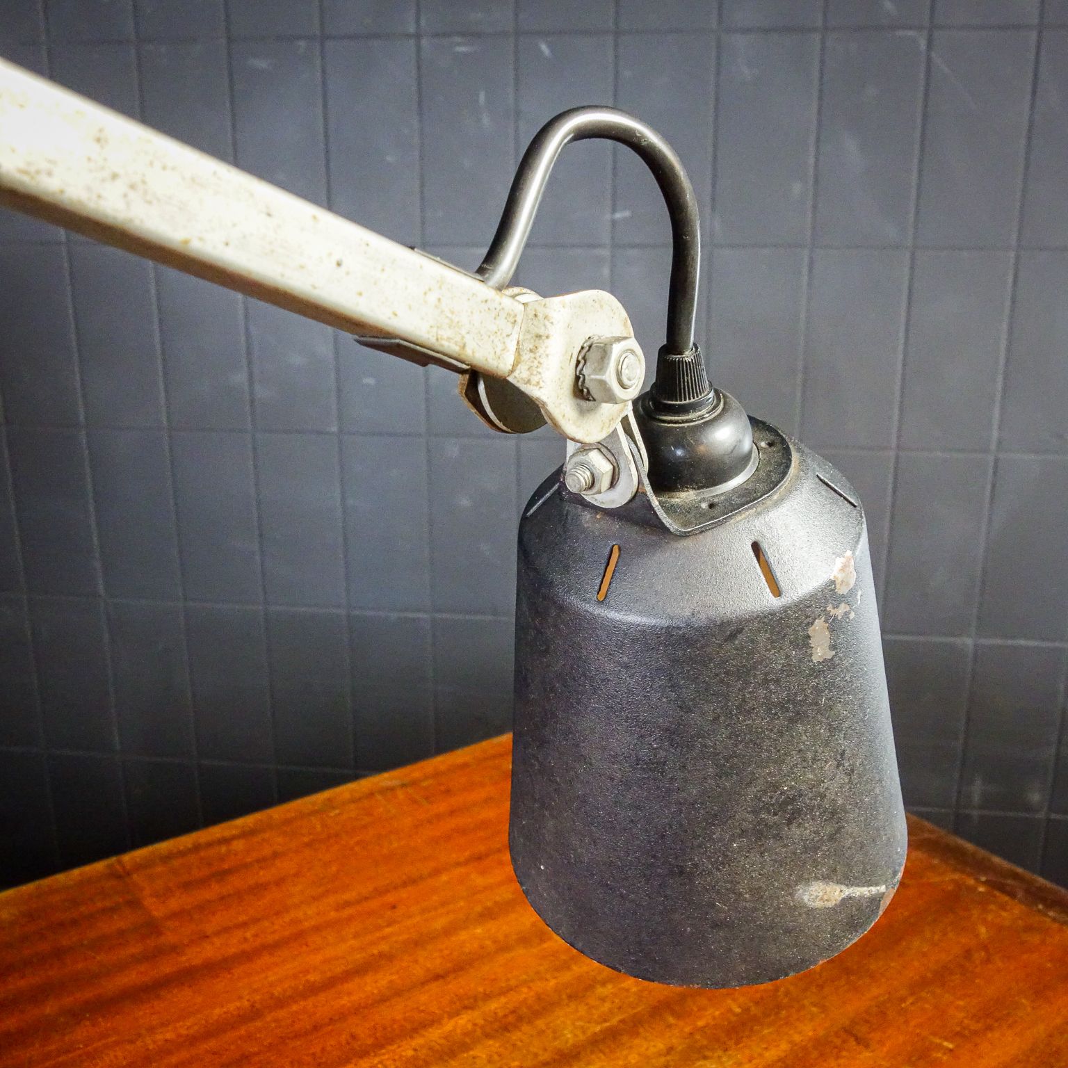 Industriële Ijzeren Tafellamp – Jaren 1950 photo vinterior